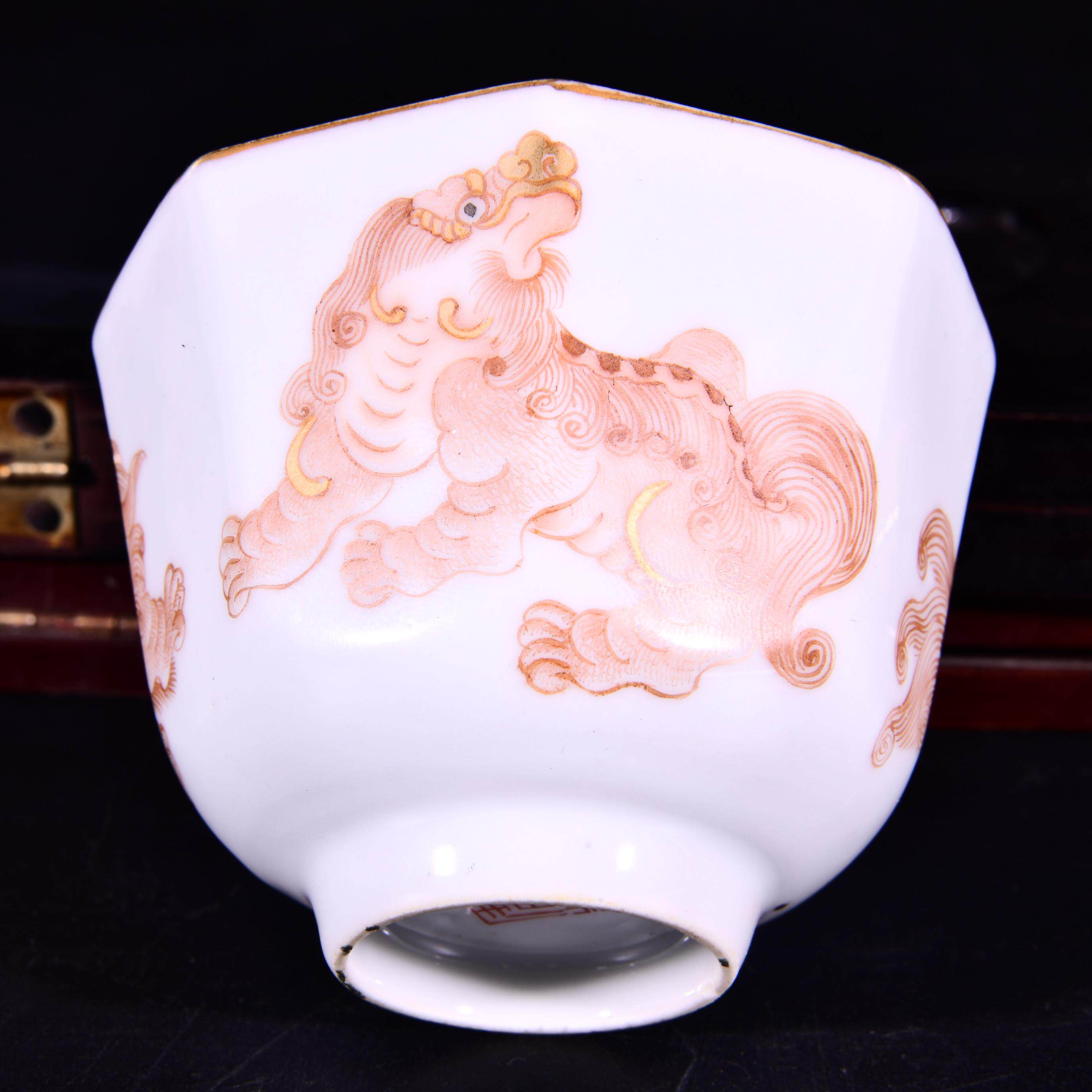大清道光年制矾红本色真金狮子瑞兽纹八楞酒杯茶杯