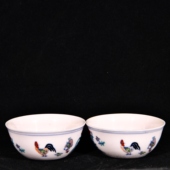 大明成化年制红胎斗彩纹片釉小鸡全家福纹缸型酒杯茶杯