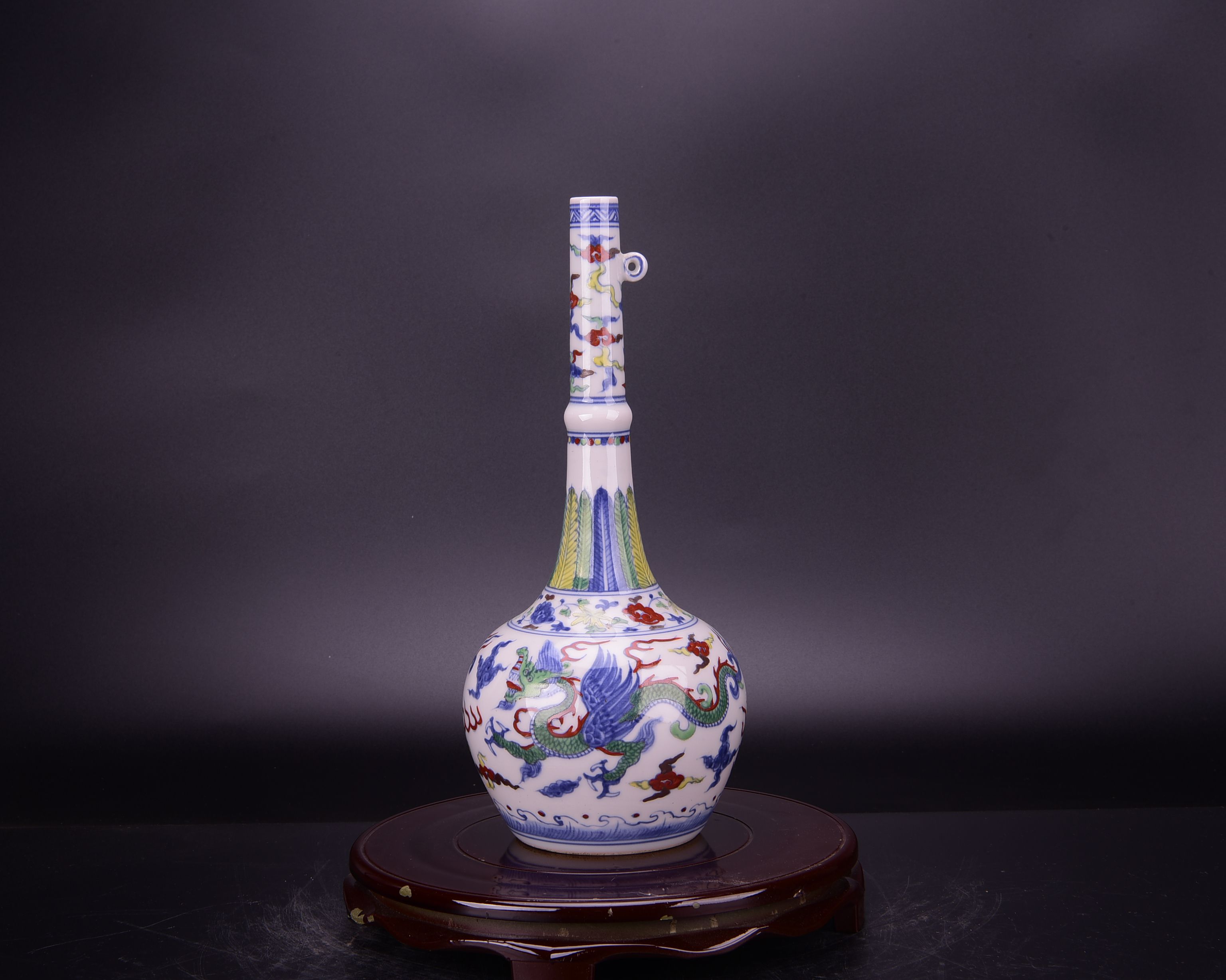 大明成化斗彩翼龙飞龙在天纹长颈瓶