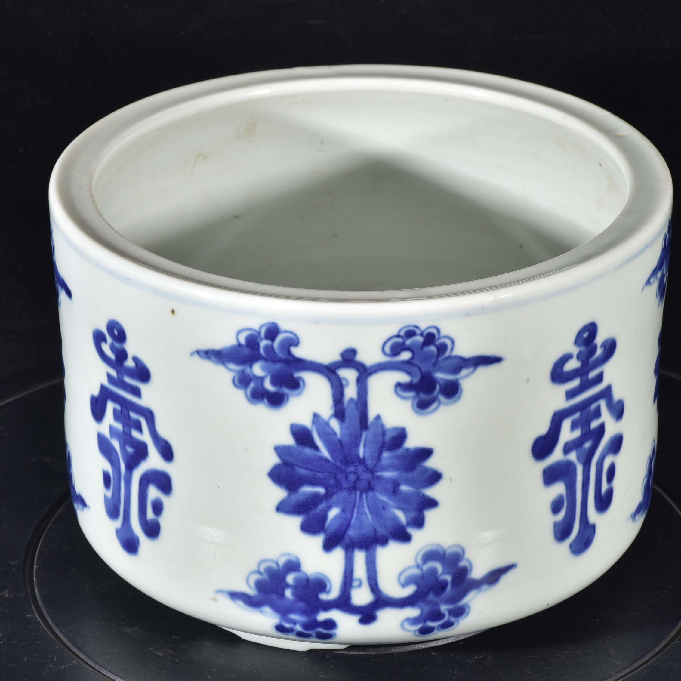 大清乾隆年制青花长寿花纹香炉笔筒