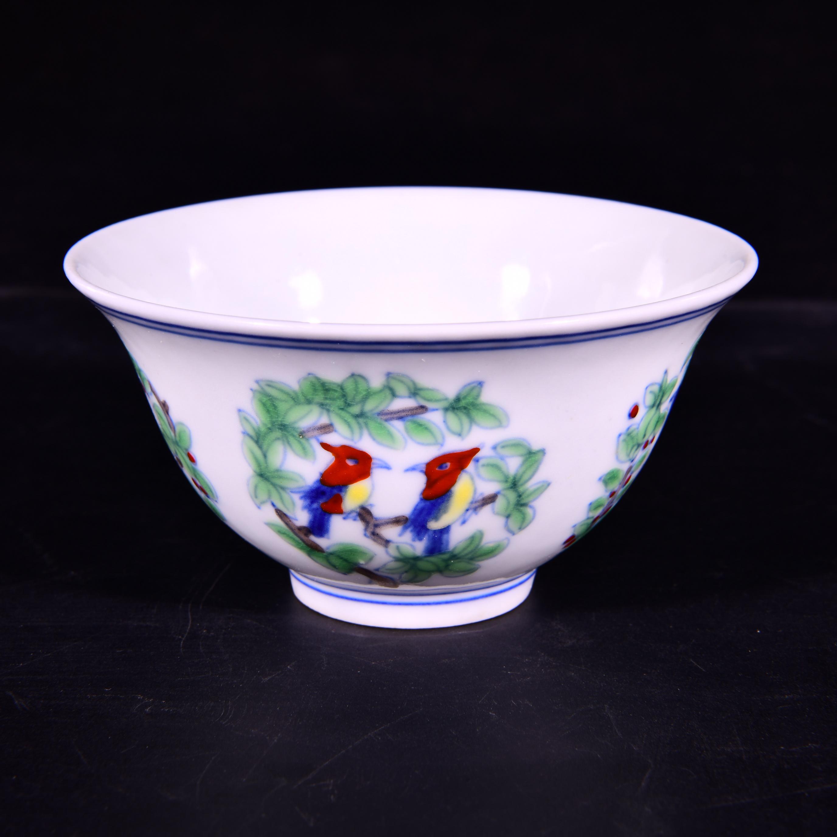 大明成化年制斗彩团花花鸟纹酒杯茶杯