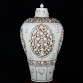 大元 国卵白釉雕花缠枝花穿花凤纹倪瓒款 梅瓶