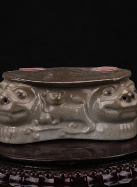 宋汝窑折枝花乾隆御题有裂老虎枕头