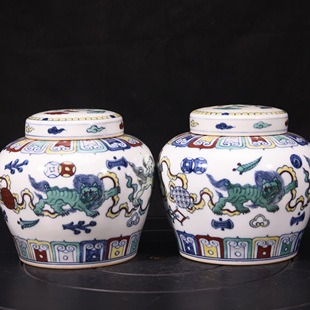 大明成化年制斗彩狮子滚绣球狻猊纹天字罐