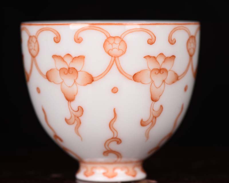 清雍正粉彩矾红缠枝莲图案花纹酒杯茶杯