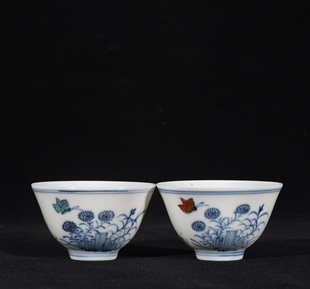 大明成化年制斗彩蝶恋花纹三秋杯