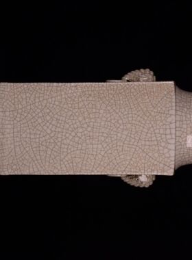 大清乾隆年制哥窑象耳玉琮瓶