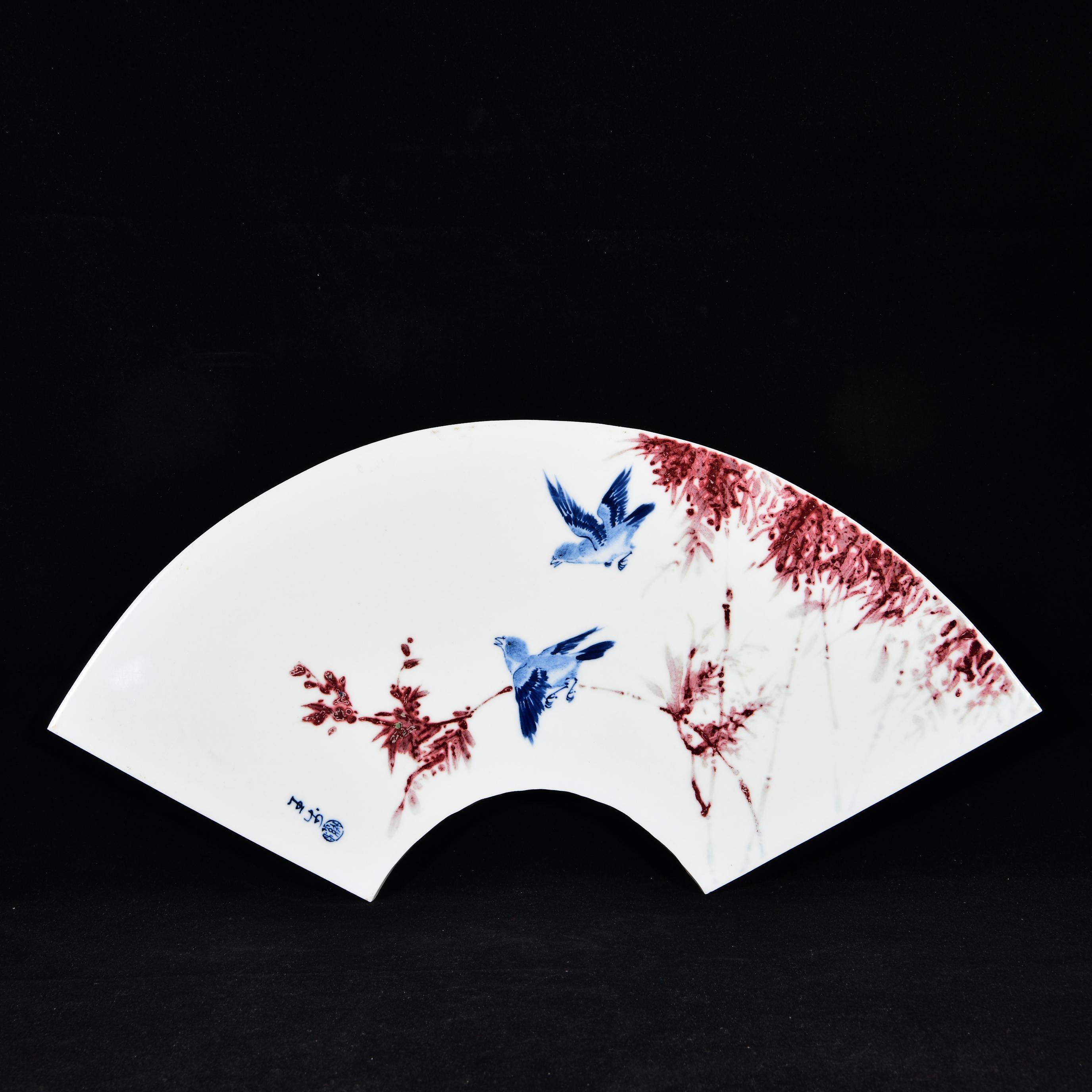 松鹰图大鹏展翅纹扇形青花瓷板画