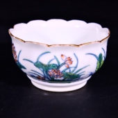 大清雍正年制斗彩莲塘荷花纹描金花口酒杯茶杯