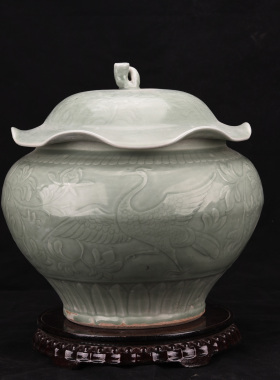 大元国龙泉窑梅子青釉刻缠枝花穿花凤纹荷叶盖罐