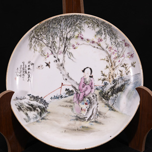 大清乾隆年制李蔼辉作粉彩思春图茶盘