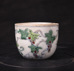 大明成化年制蝴蝶葡萄纹渐变整套不倒酒杯茶杯