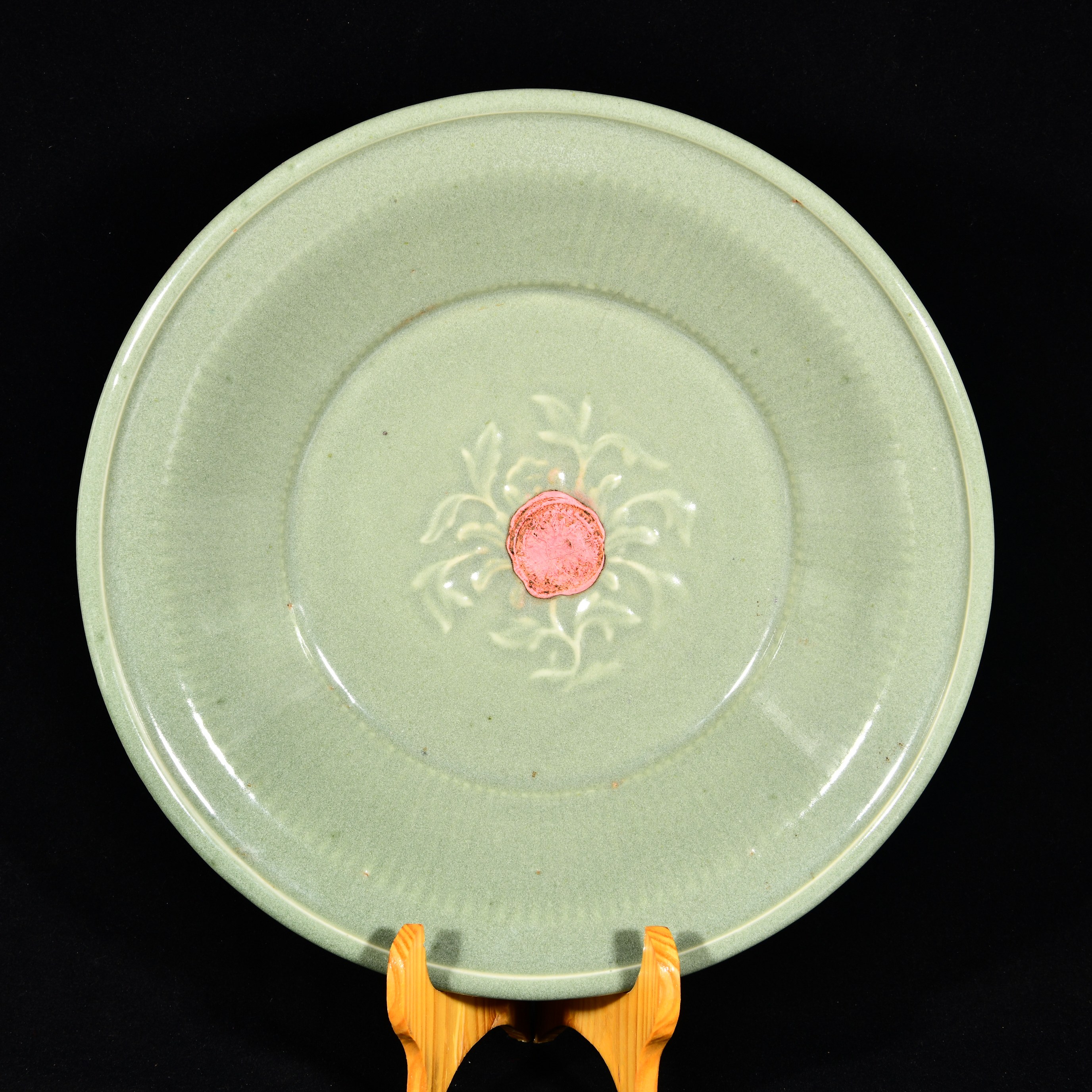 大元国龙泉窑梅子青釉刻折枝花纹罗斯柴尔德火漆印外销瓷盘