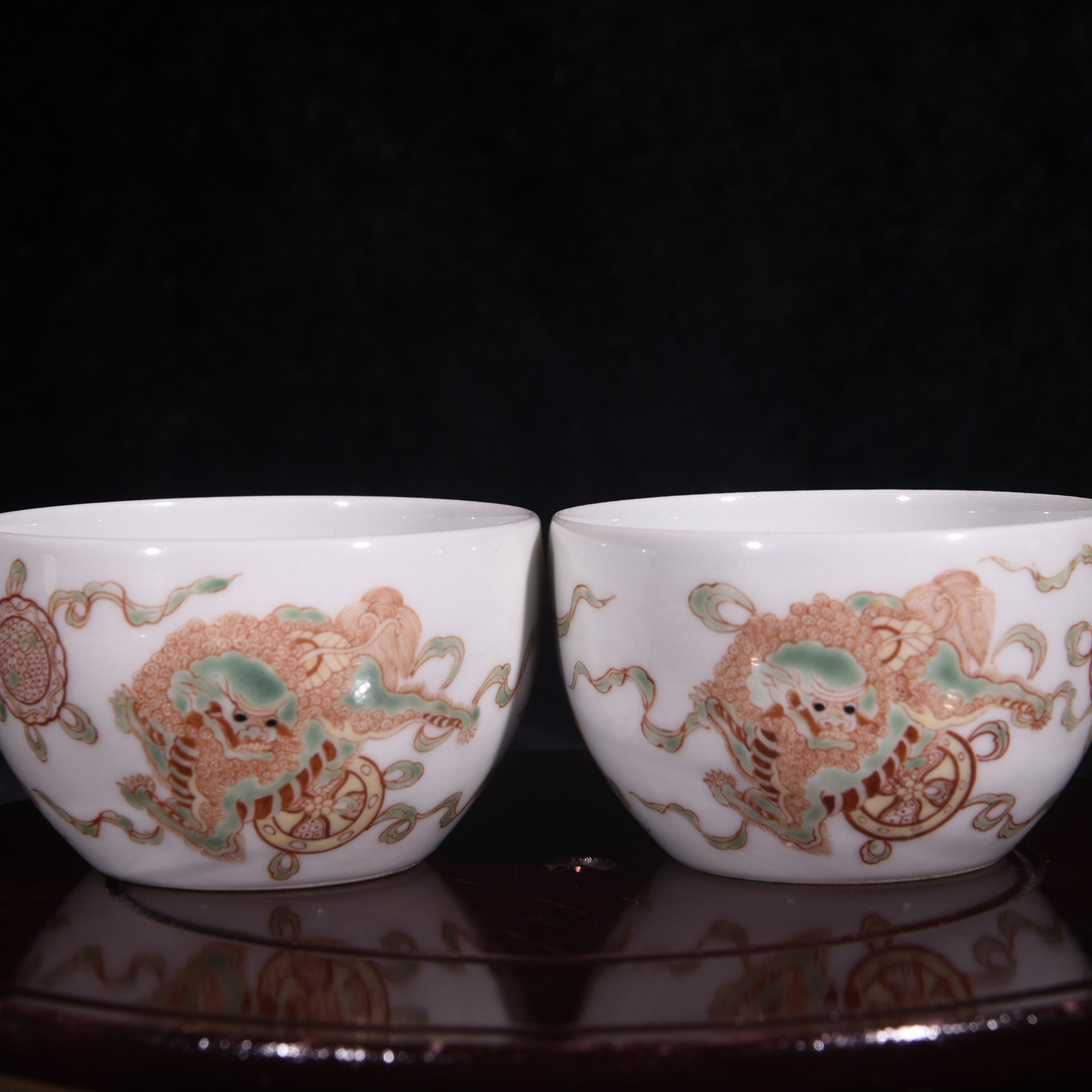 大清乾隆督窑官唐英自造古彩五彩狮子滚绣球太师少师纹酒杯茶杯