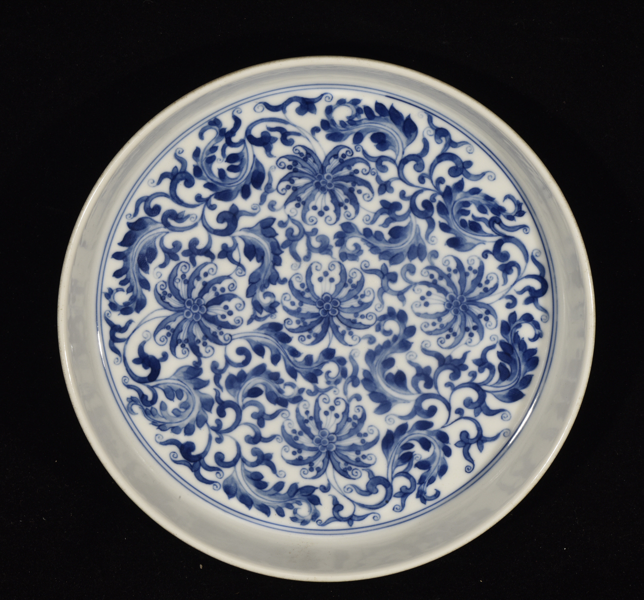 大清乾隆年制青花满堂锦缠枝西番莲纹茶盘笔洗