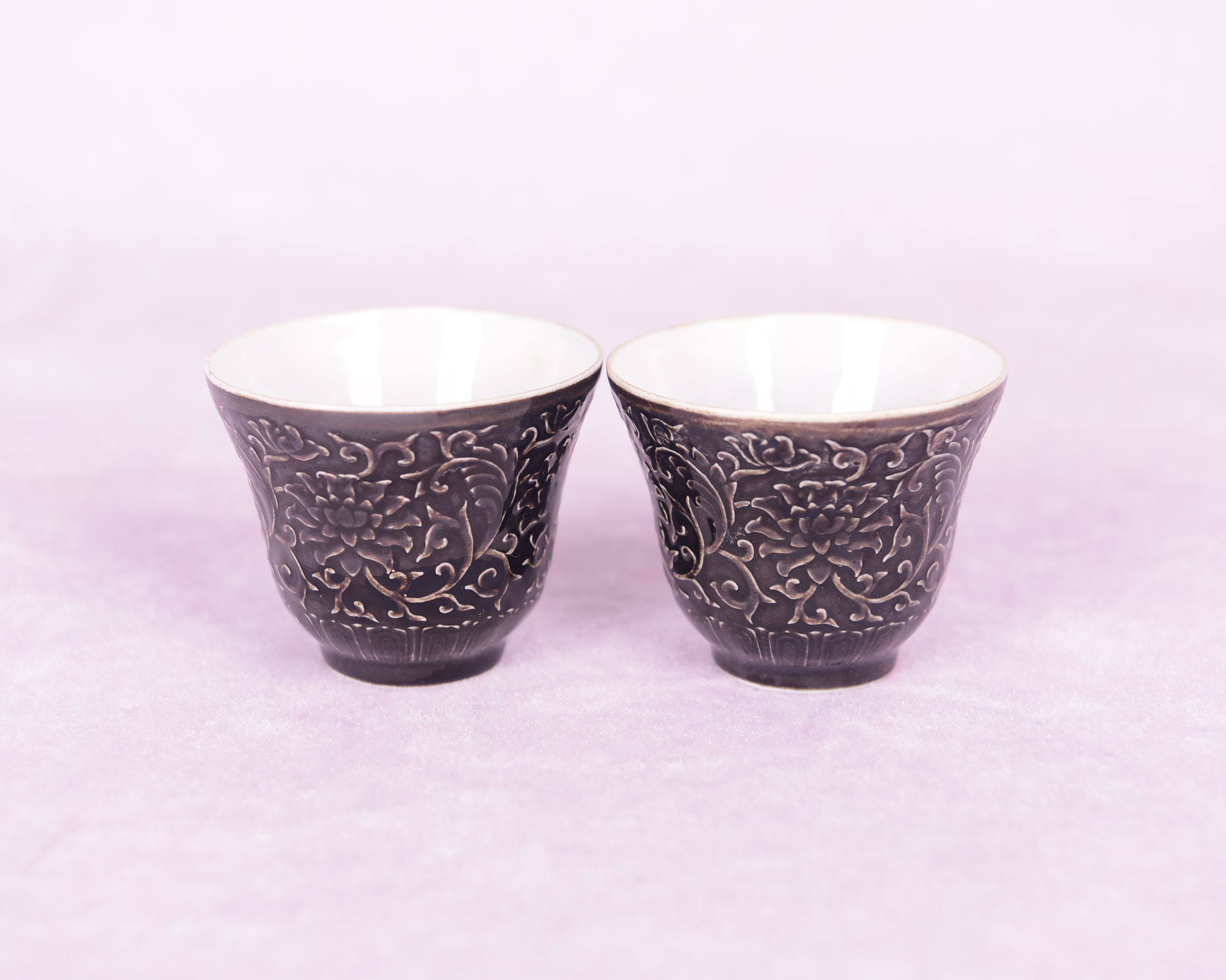 大明成化年制乌金釉缠枝西番莲宝相花纹酒杯茶杯