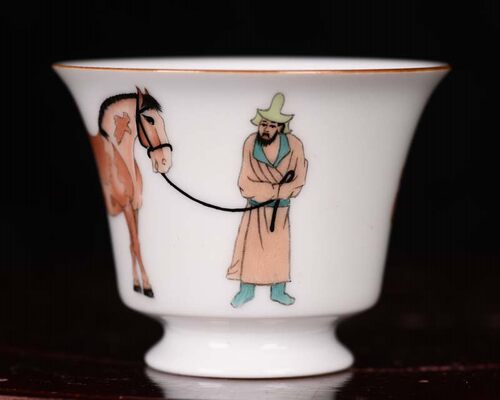 清雍正粉彩李公麟五马图纹侠士之风酒杯茶杯