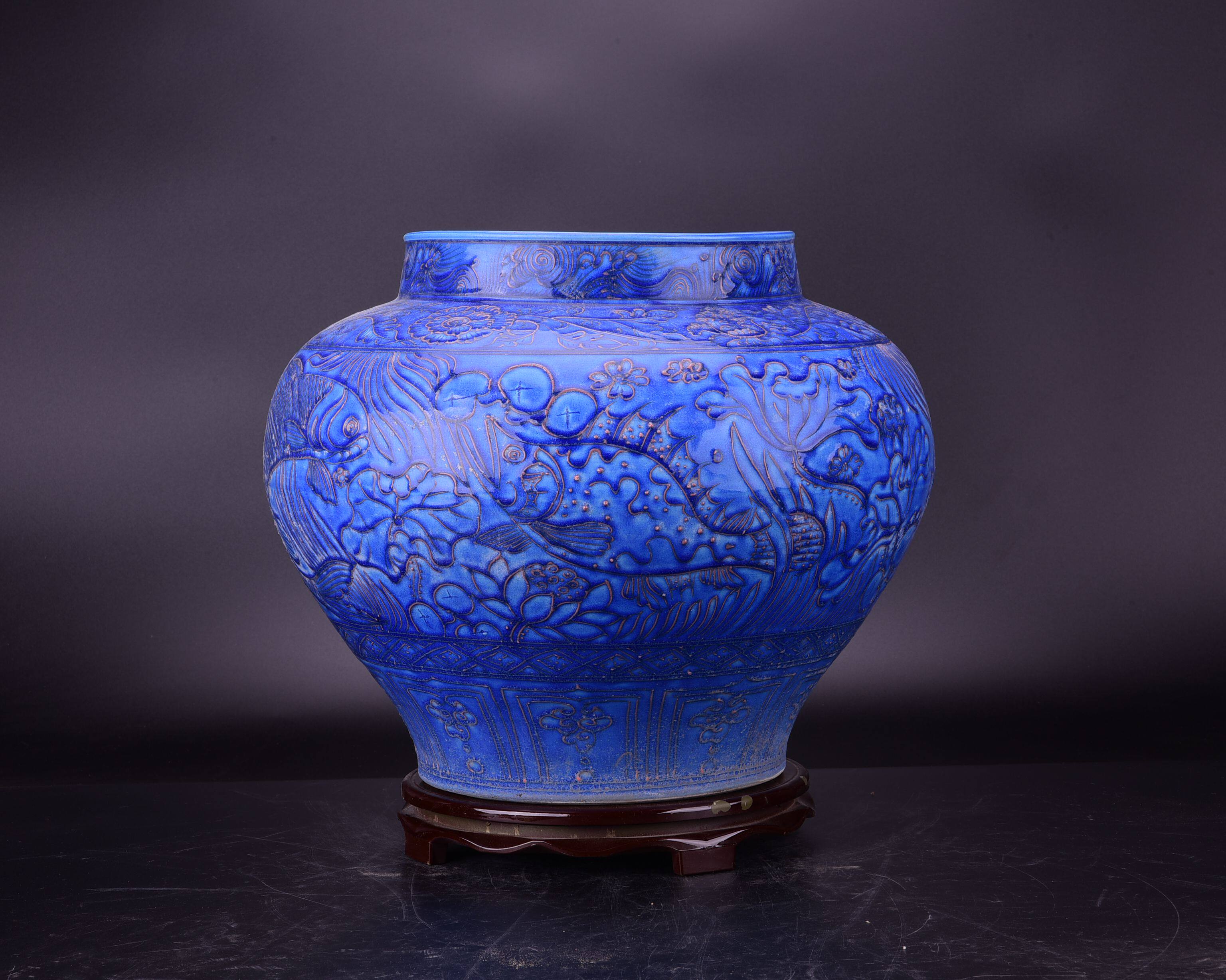 大元国霁蓝宝烧宝石蓝釉沥粉珐华缠枝花莲塘鱼藻纹大罐