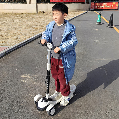 大童三轮电动滑板车学生校园助力踏板车青少年上班短途代步车折叠