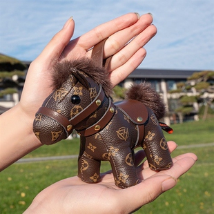 2026皮艺小马马上有钱马年吉祥物挂件高级感包挂饰钥匙扣新年礼物