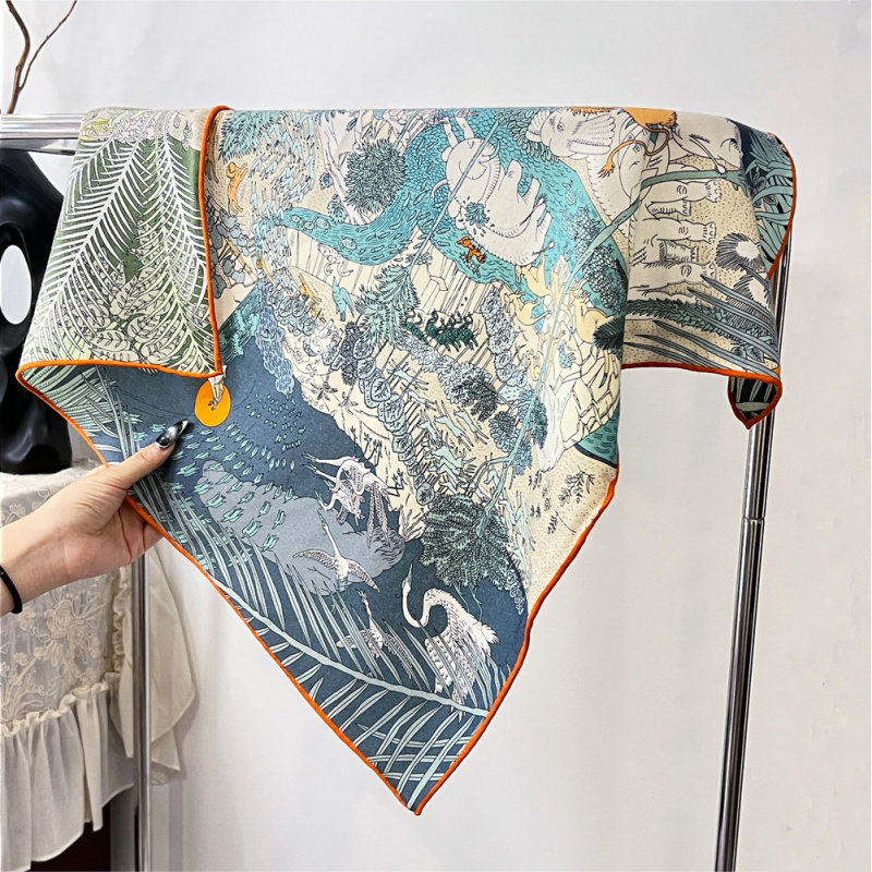 秋冬新款双面双色动物狂欢真丝羊毛丝巾女轻奢高级感披肩百搭围巾