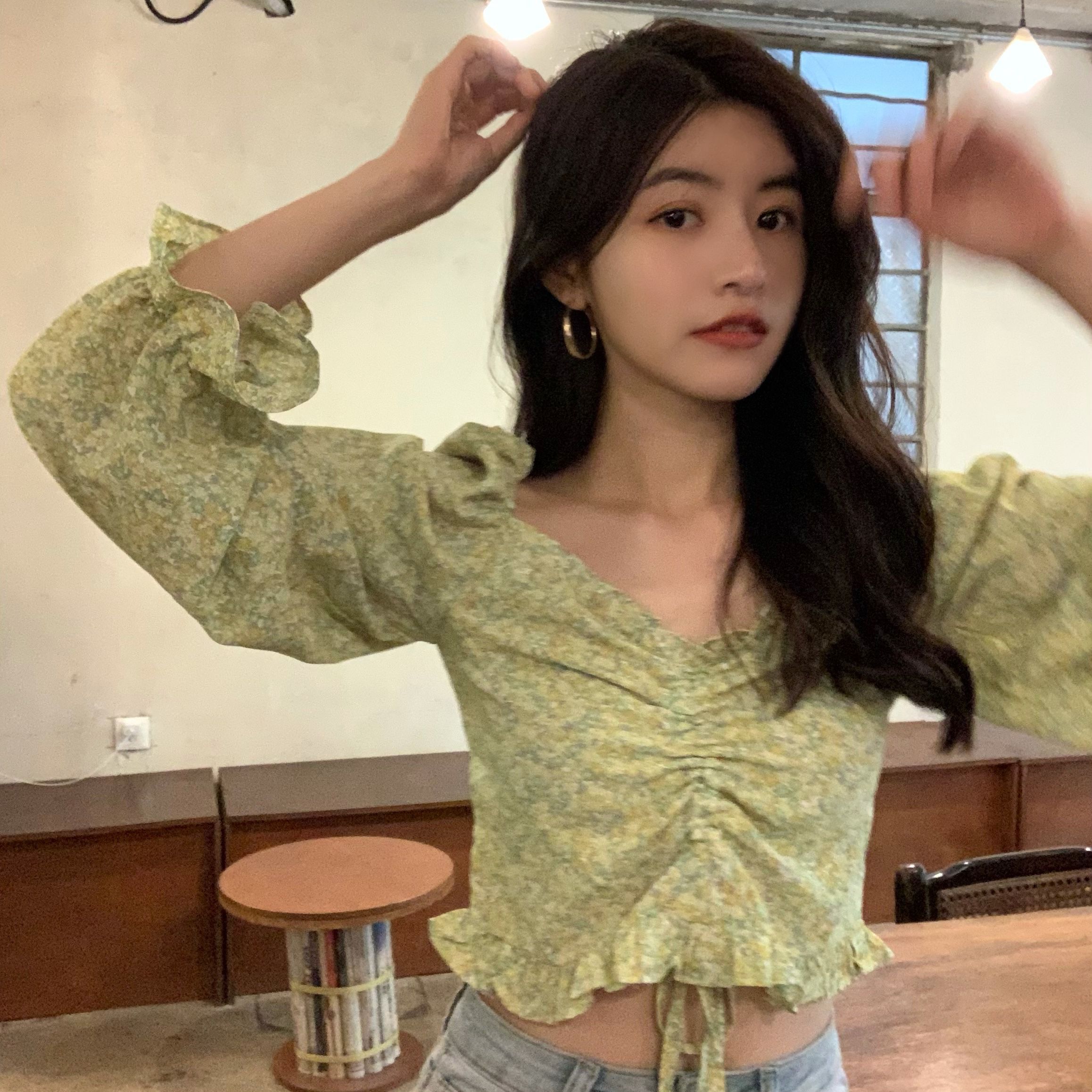 New style real price sweet broken flower age reducing short V-neck drawstring bubble sleeve clavicle long sleeve baby shirt