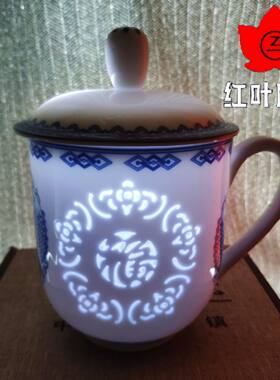 景德镇手工青花玲珑风带盖茶杯