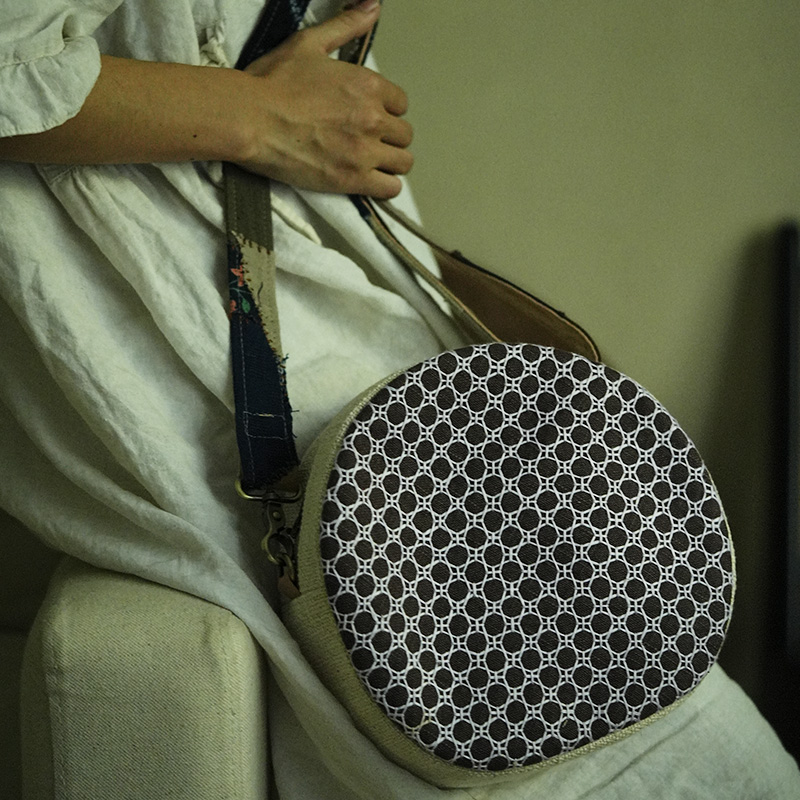 钟声刺绣 原创手工布艺圆形斜挎包圆月包 旅行便携出行收纳包