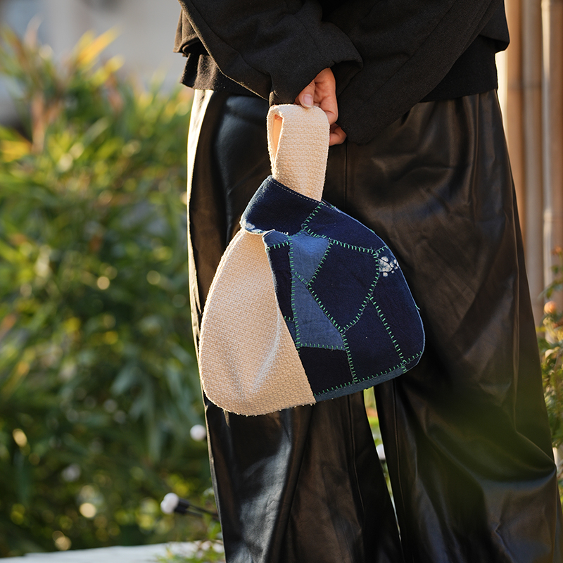 钟声刺绣 新款文艺纯手工钩织拼接手腕包 定制面料简约收纳包