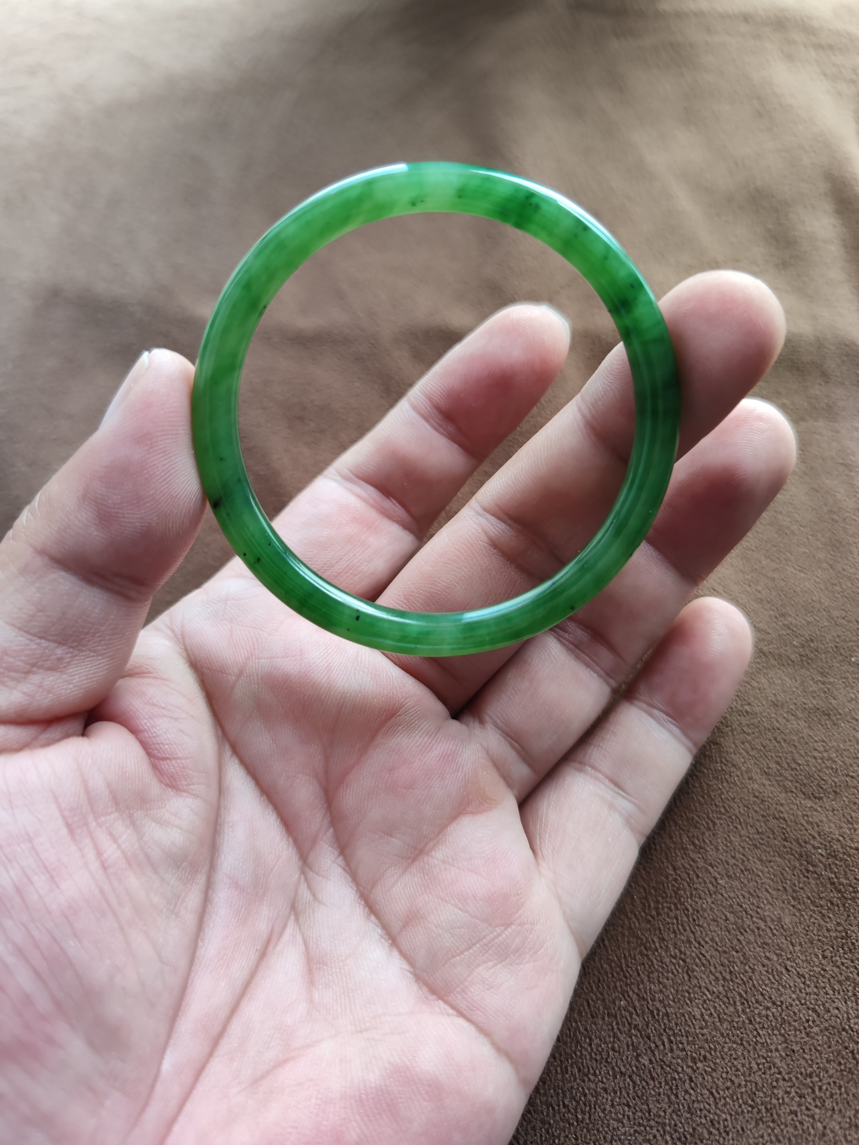 和田碧玉手镯冰底菠菜绿满色中细条圆条手镯无裂无纹55圈口