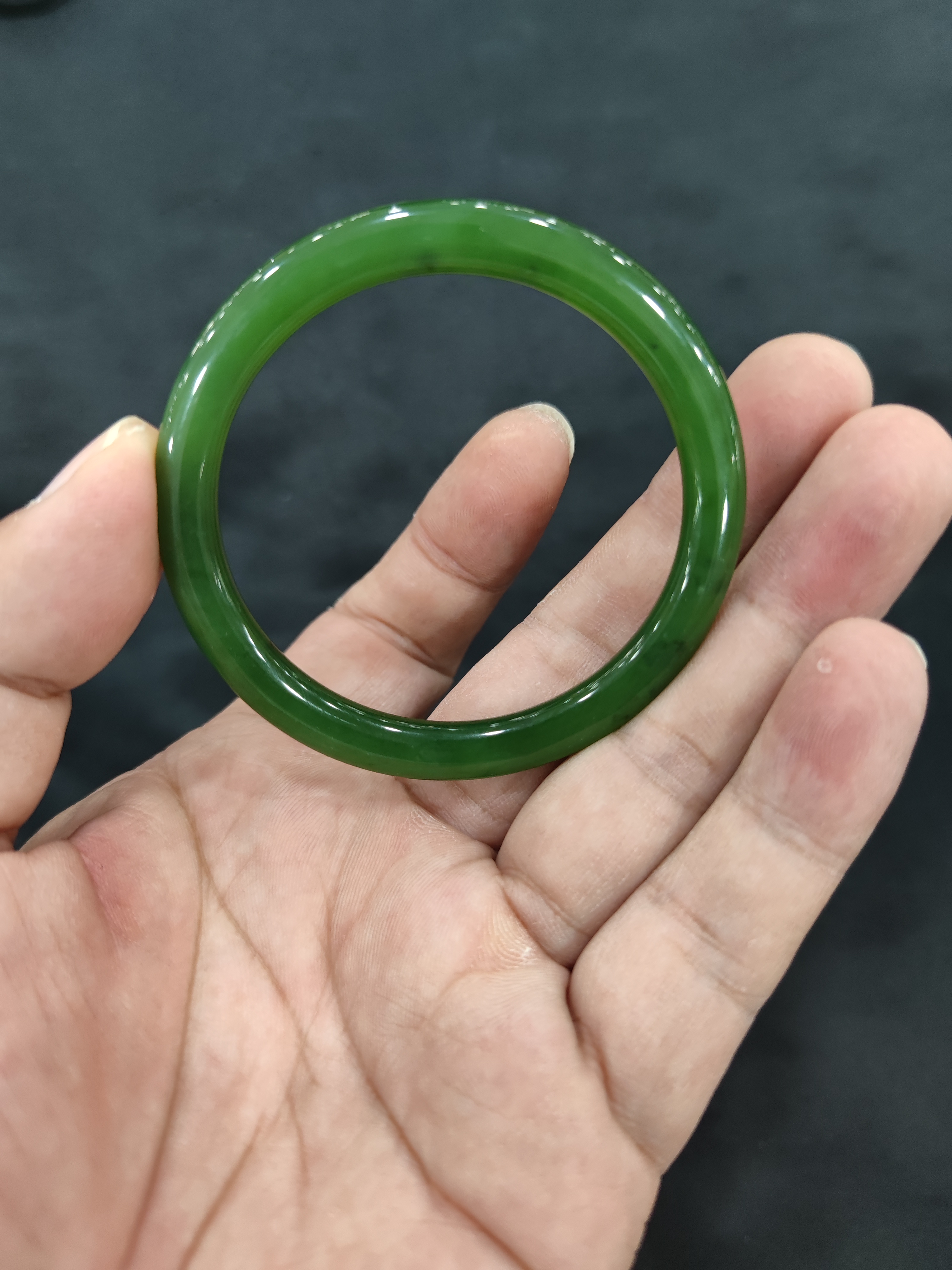 和田碧玉手镯冰底菠菜绿中细条手镯无裂无纹质地干净细腻53.5圈口