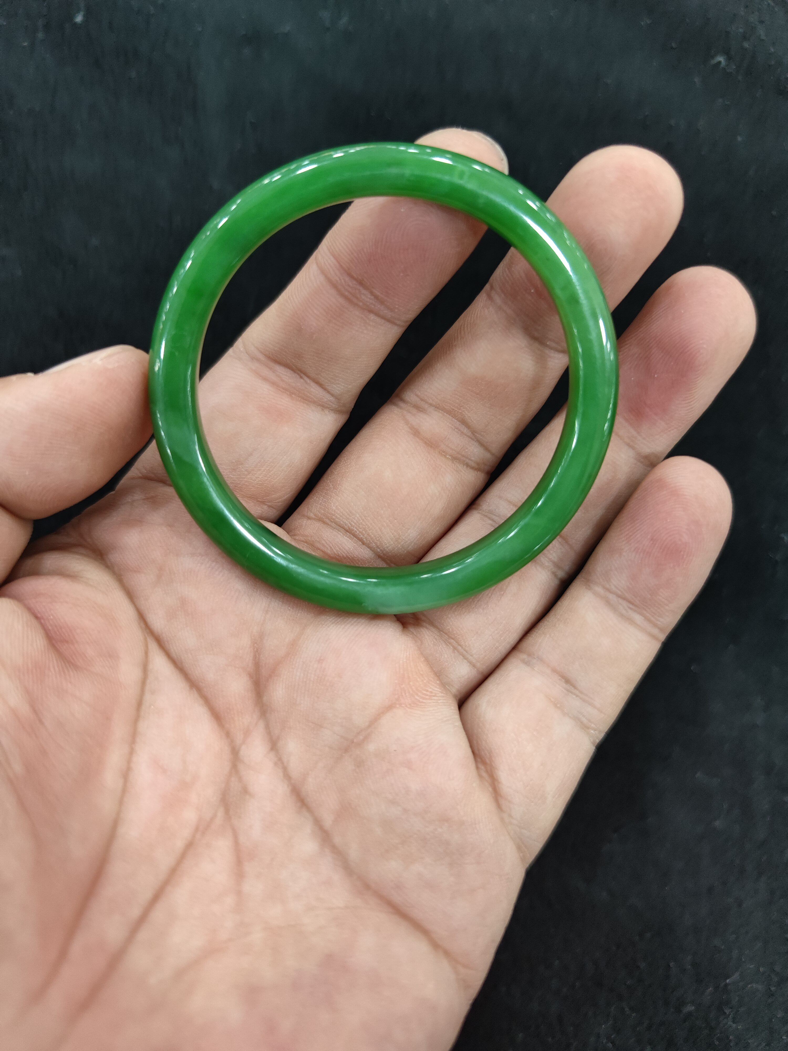 和田碧玉手镯冰底阳绿白加绿中细条手镯无裂无纹52圈口