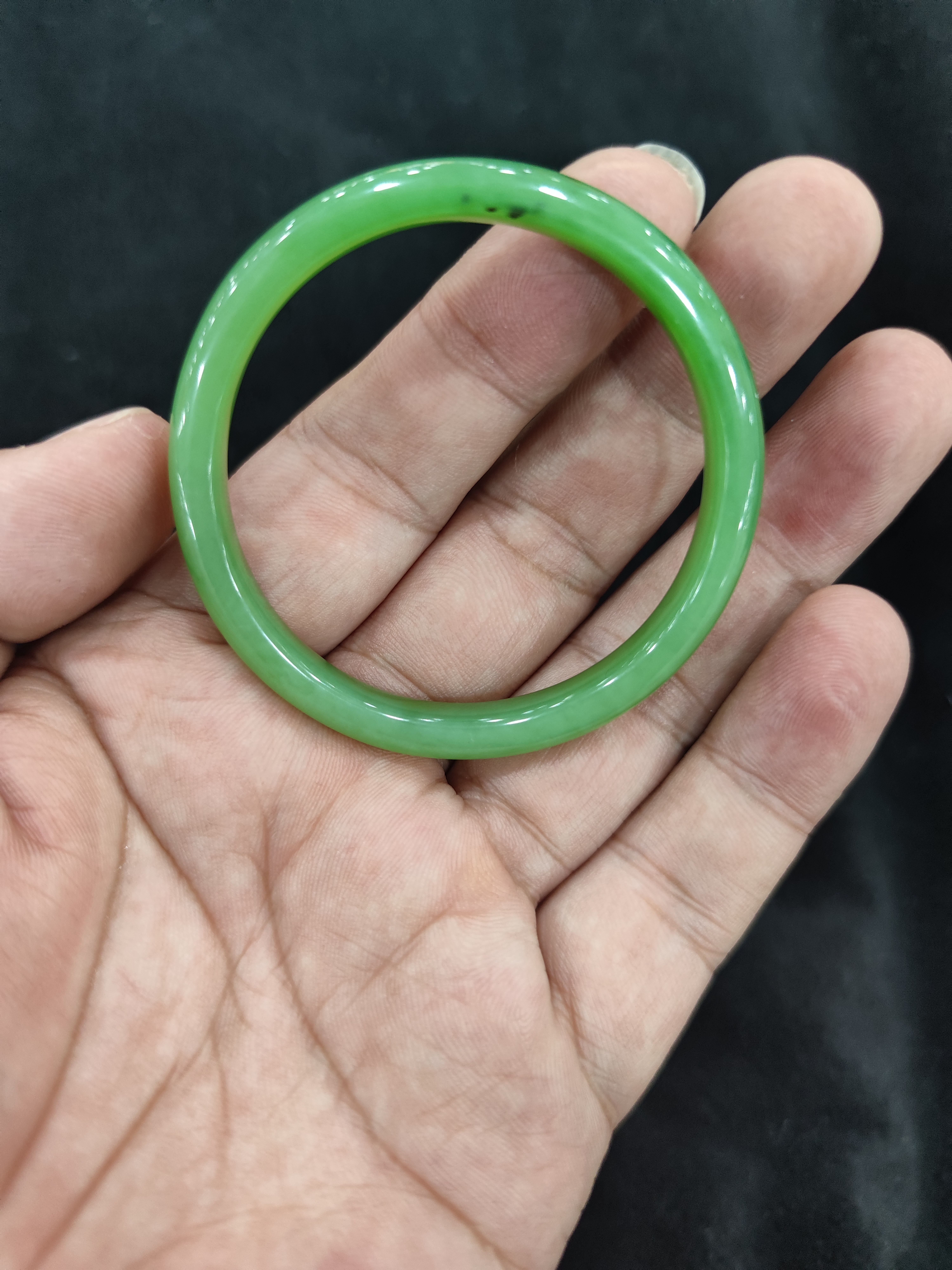 和田碧玉手镯冰底果绿白加绿中细条手镯无裂无纹质地细腻50圈口