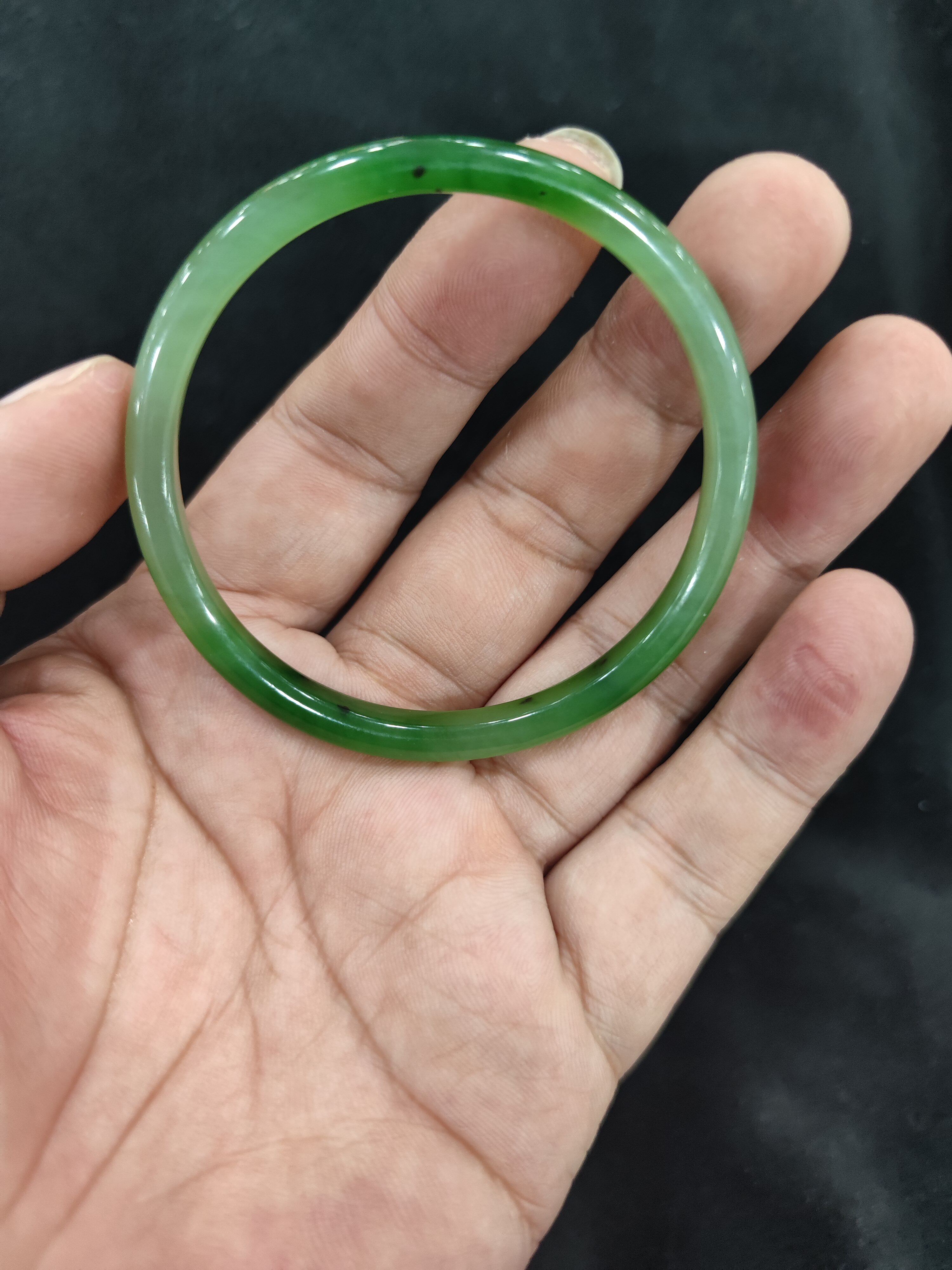 和田碧玉手镯冰底菠菜绿白加绿细条手镯无裂无纹57圈口