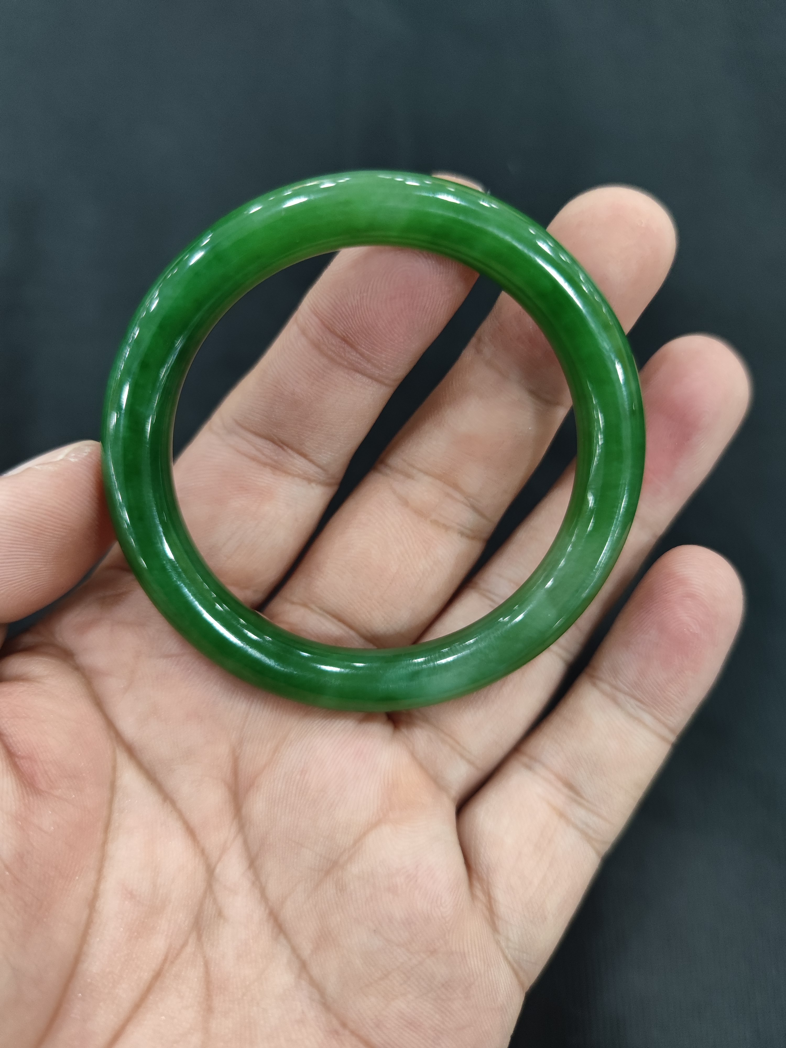 和田碧玉手镯冰底菠菜绿白加绿圆条手镯无裂质地细腻53圈口