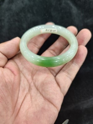 和田白玉手镯飘绿翠青手镯无裂无纹无黑质地细腻干净54圈口
