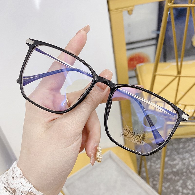 黑框大脸眼镜女网红倒