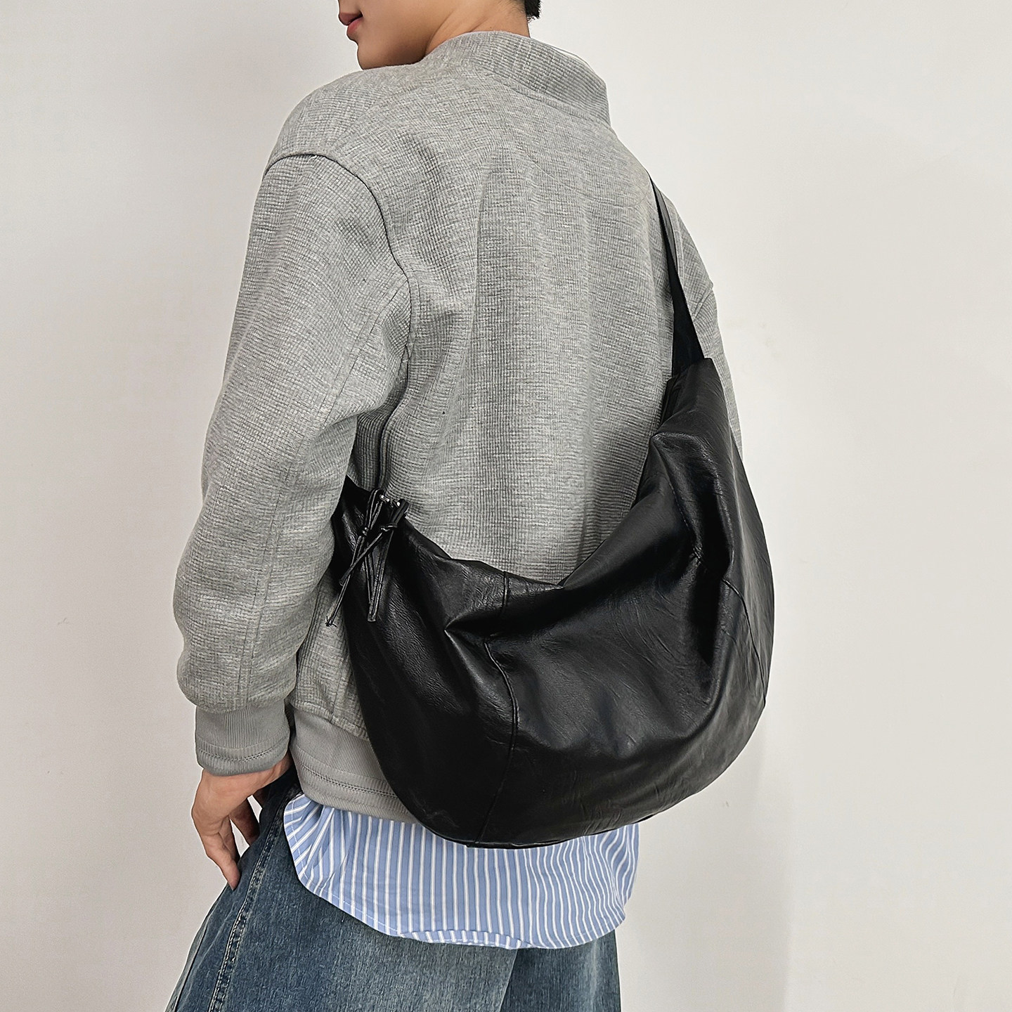 男士黑色PU皮饺子包情侣款大容量休闲通勤百搭街头复古单肩斜挎包