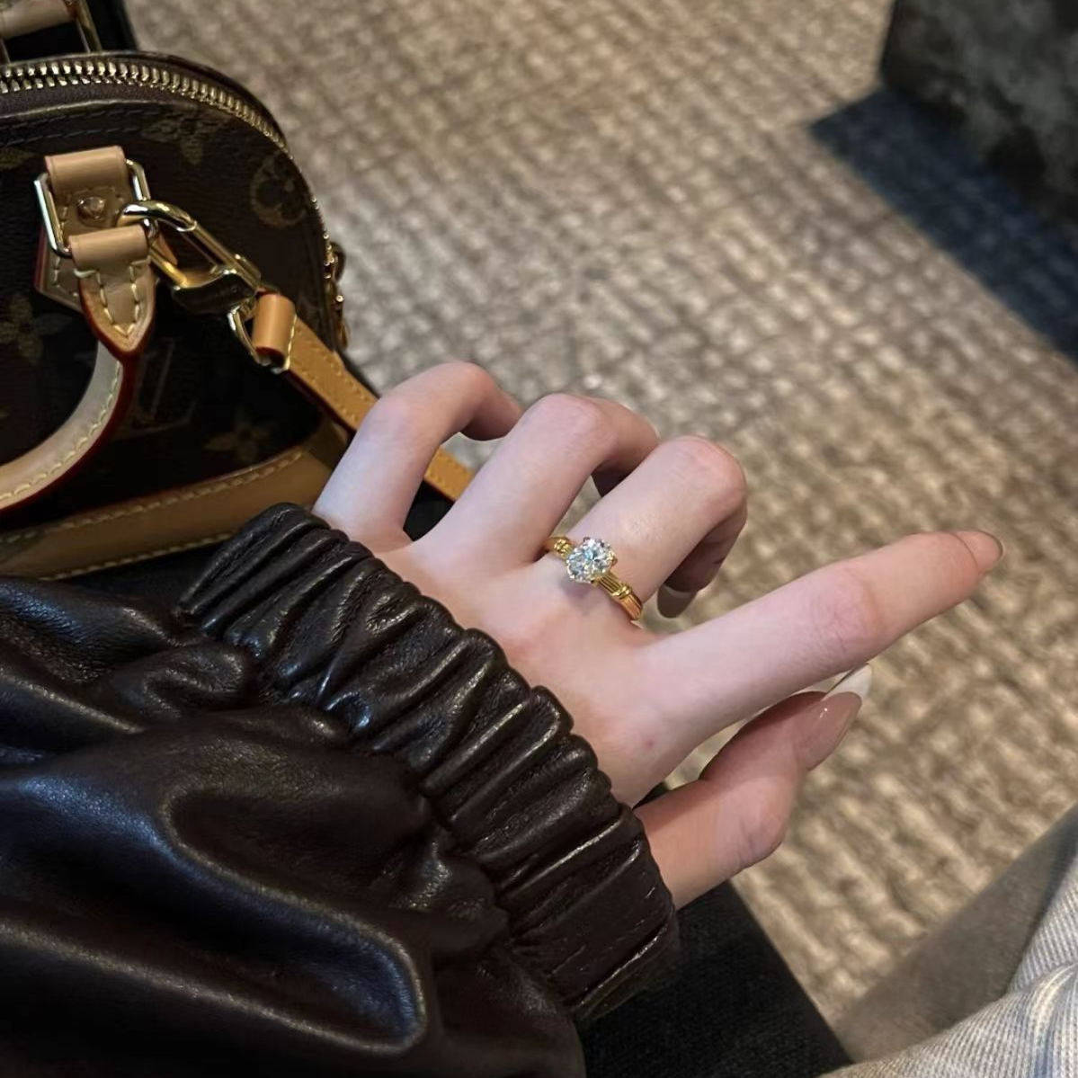 999点钻1.5克拉鸽子蛋黄金戒指