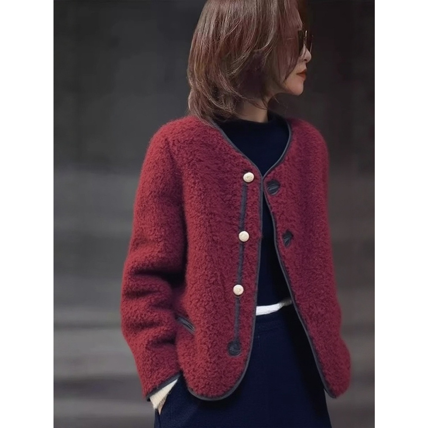 2025秋冬新款洋气百搭宽松休闲显瘦V领酒红色皮毛一体短外套女潮