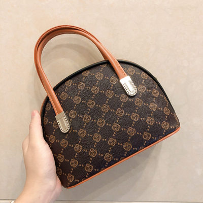 奶奶包小妈妈老年人买菜雨伞