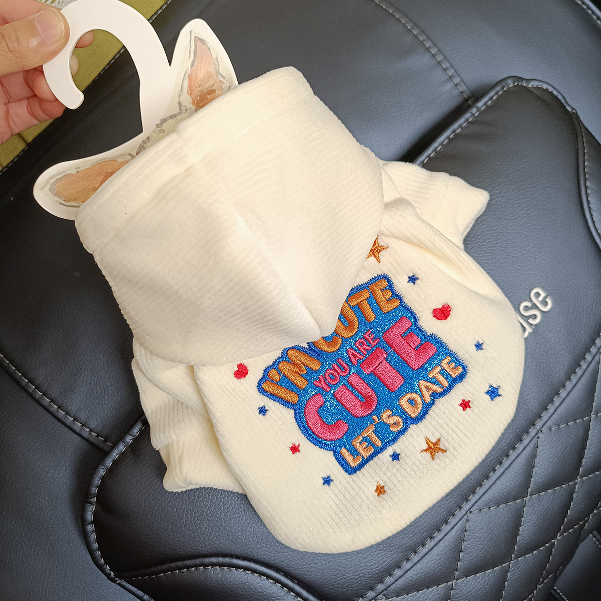 泡米酱约会卫衣宠物衣服狗狗泰迪比熊猫咪帅气白色外出套头帽衫