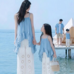 亲子装母女夏装海边度假套装蓝色吊带裙白色镂空阔腿裤草帽防晒遮