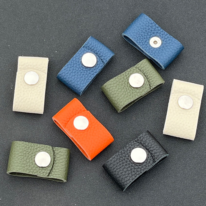 스냅 버튼 케이블 관리 유물이 있는 맞춤형 수제  가죽 헤드폰 케이블 와인더 보관 허브 케이블 와인더 데이터 케이블