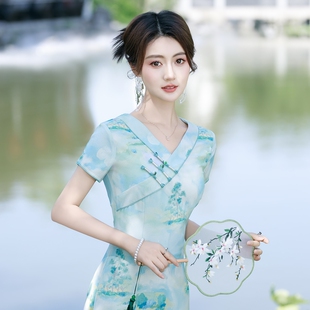 绿色改良旗袍新中式V领2026年新款日常年轻款裙子妈妈连衣裙低领