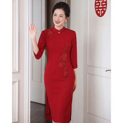 年轻款红色新娘订婚旗袍