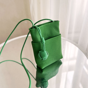 简约牛皮手机包女斜挎2025新款迷你小包包竖款小挎包轻便散步小包