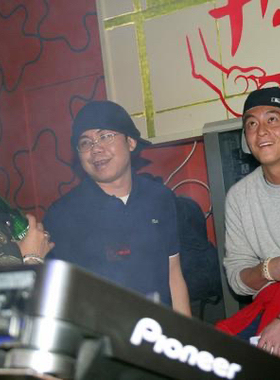 undercover圆领经典简单羊毛羊绒浅灰色街头冠希edc上身花灰毛衣