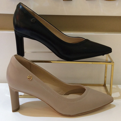 哈森纯色百搭优雅软底女单皮鞋