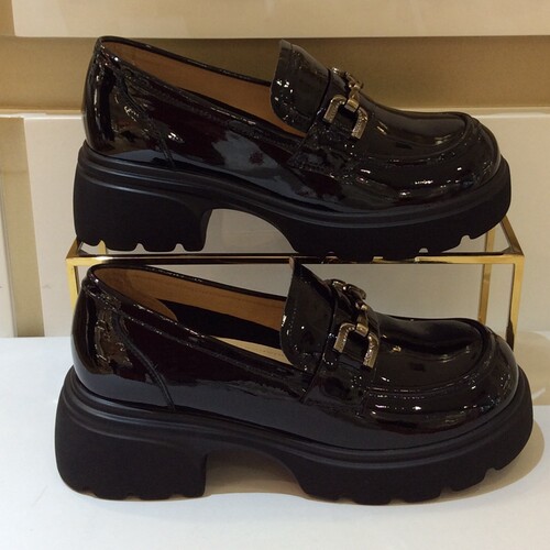 哈森日常轻便舒适圆头厚底女皮鞋